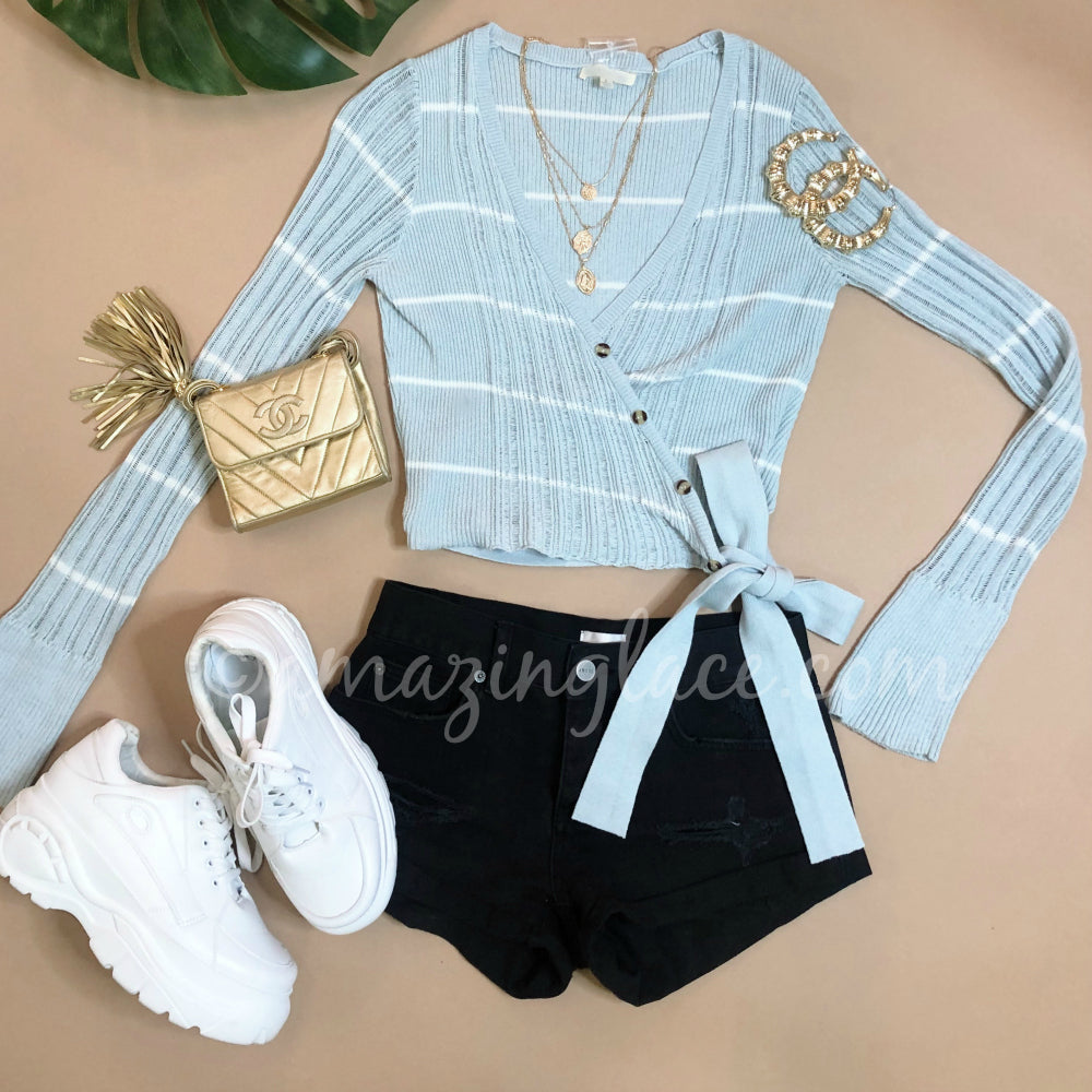 BLUE WRAP SWEATER AND PLATFORM SNEAKERS OUTFIT