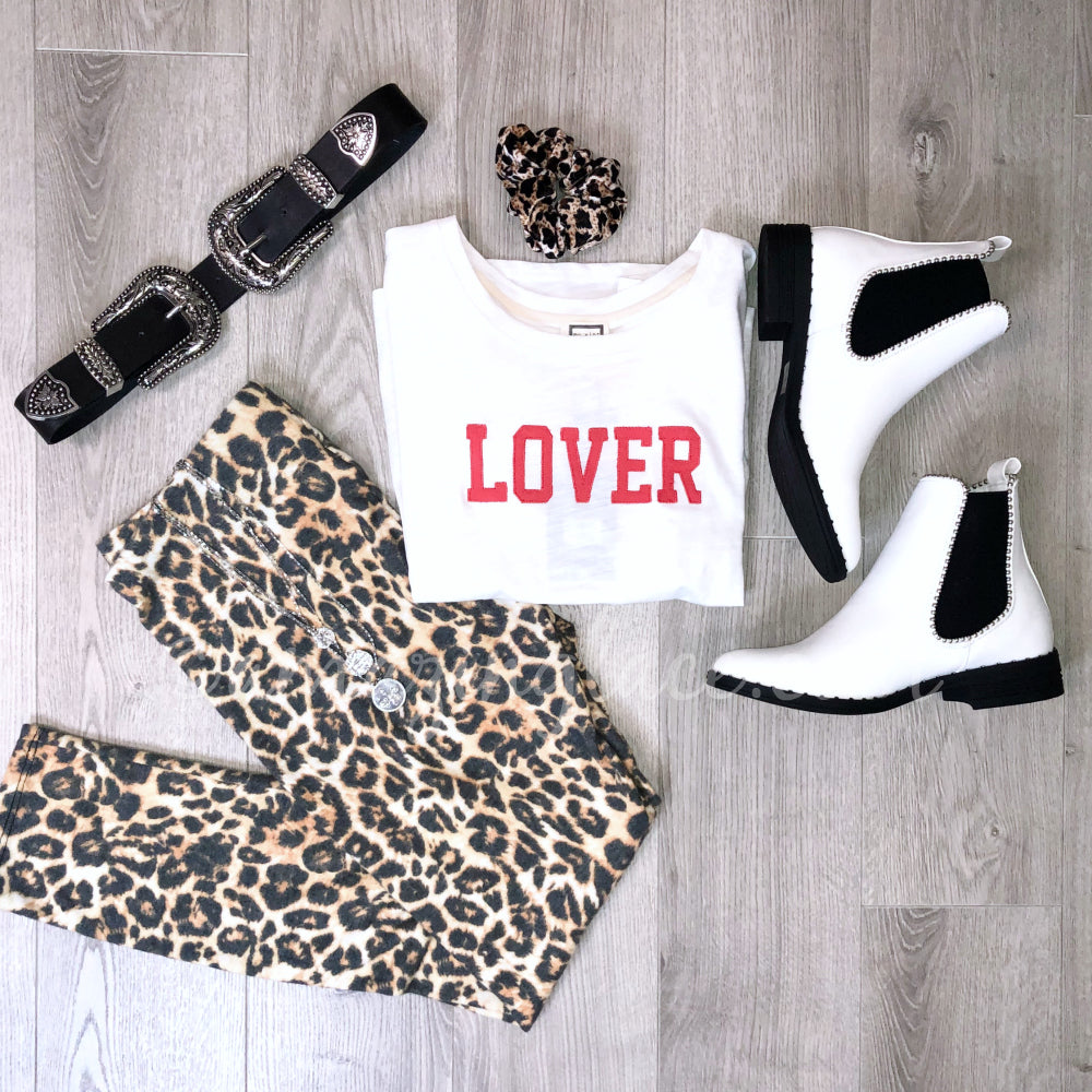 LOVER TOP AND LEOPARD LEGGINGS OUTFIT