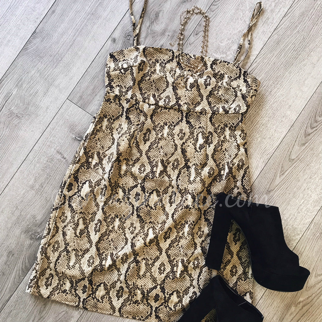 SNAKE PRINT DRESS AND BLACK HEELS OUTFIT