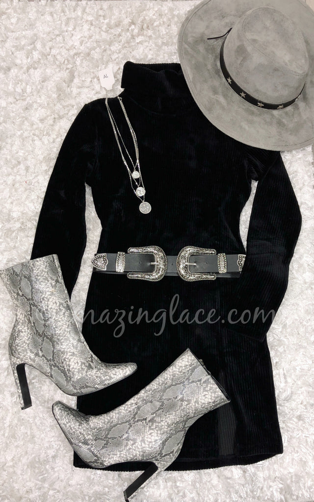 BLACK RIBBED VELVET DRESS AND SNAKE HEELS OUTFIT