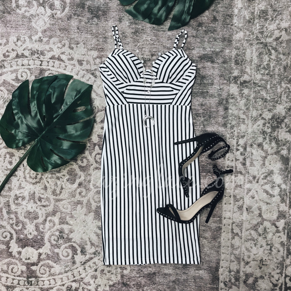 BLACK AND WHITE DRESS AND HEELS OUTFIT