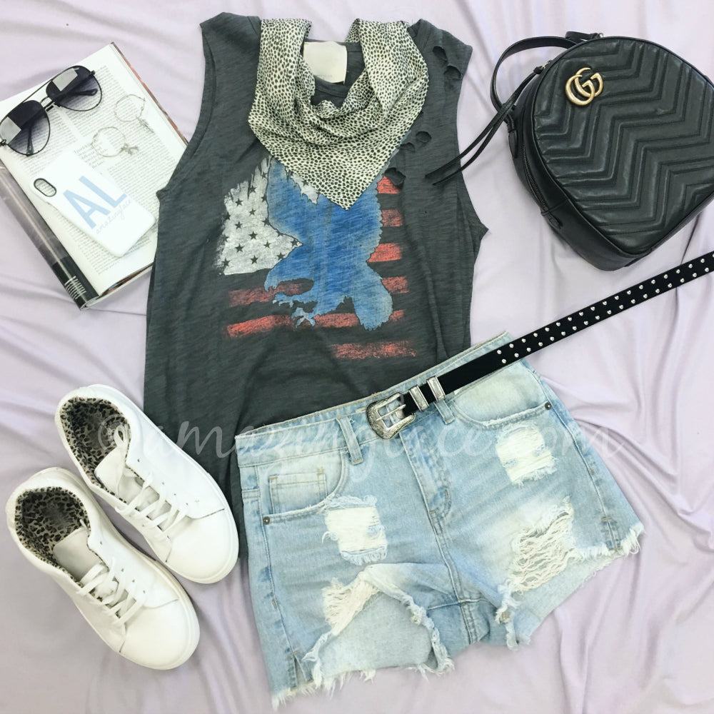 AMERICAN EAGLE TEE AND DENIM SHORTS OUTFIT