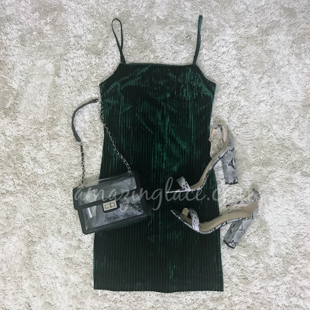 GREEN VELVET DRESS AND SNAKE HEELS OUTFIT