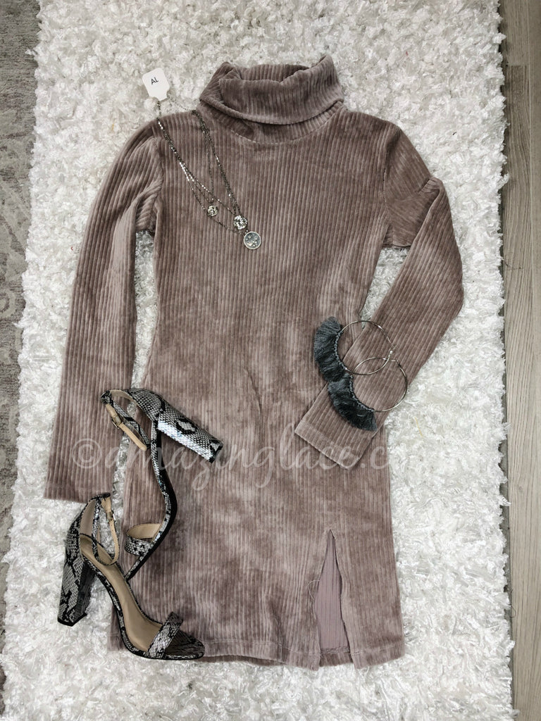 MAUVE RIBBED VELVET DRESS AND SNAKE HEELS OUTFIT