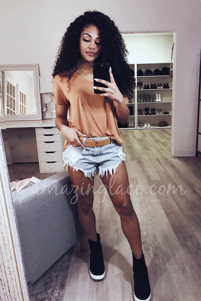 CASUAL TOP AND DISTRESSED SHORTS OUTFIT