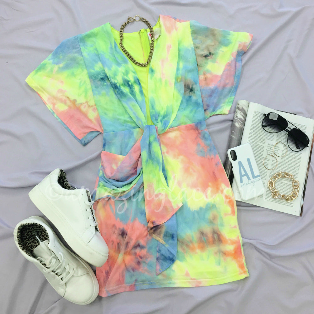 TIE DYE DRESS AND WHITE SNEAKERS OUTFIT