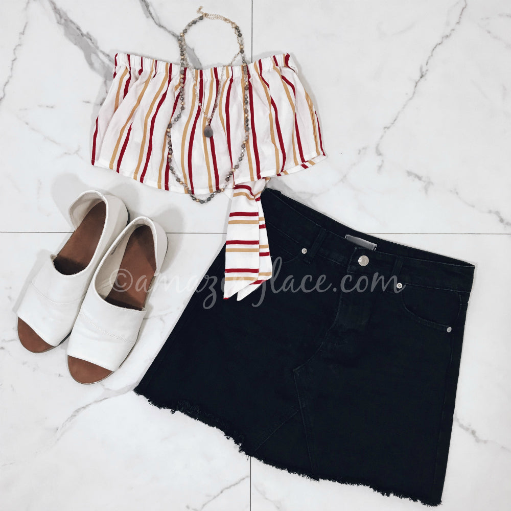 STRIPED CROP TOP AND BLACK DENIM SKIRT OUTFIT